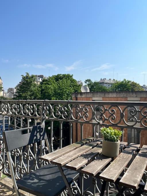 Beautiful With Balcony Apartment Paris